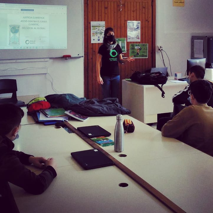 AmicsdelaTerra's tweet photo. #EducacióAmbiental i educació per a la #TransformacióSocial van de la mà en el nostre projecte sobre #JustíciaClimàtica en Instituts d'Educació Secundària de #Mallorca. 
Enguany treballem l'#AccióClimàtica amb l'alumnat d @EsLiceu (Marratxí). Moltes ganes de veure el resultat 🎞️! https://t.co/zJDfXSbaAA