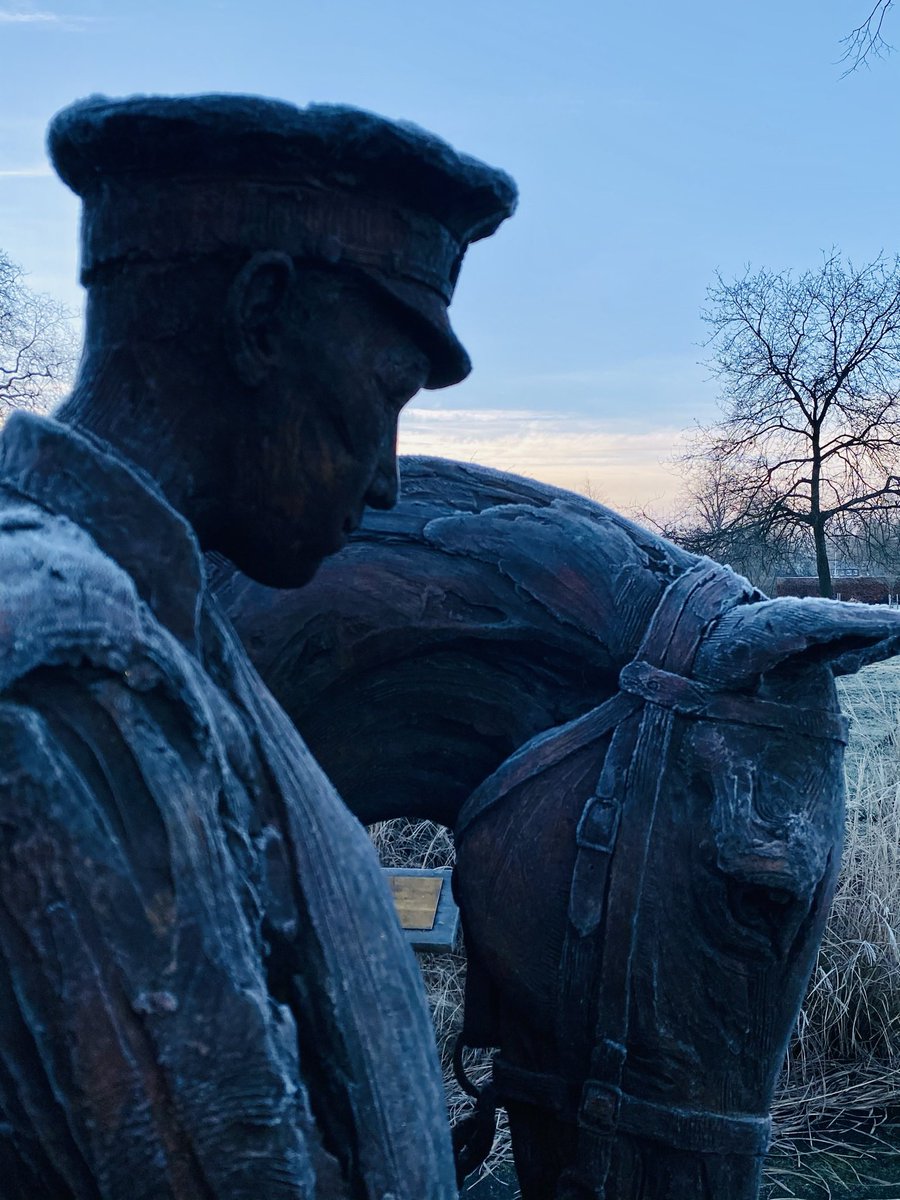 PeterJones37's tweet image. Frosty run at dawn this morning. @AmySculptor’s beautiful #warhorse on stand to...#Romsey