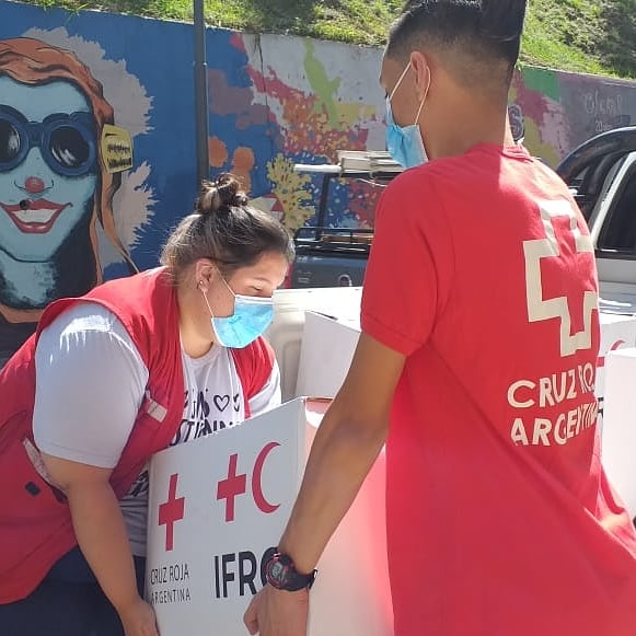 CRA_CBA's tweet photo. ⛑️ Nuestros voluntarios y voluntarias continúan realizando la entrega de kits de alimentos a familias migrantes en la ciudad de Córdoba. 📦

#CruzRojaTeCuida ♥️
#ElMundoSeEstáMoviendo 🎒🌎
#familias #covid_19 #córdoba https://t.co/dg4mzj1cOa
