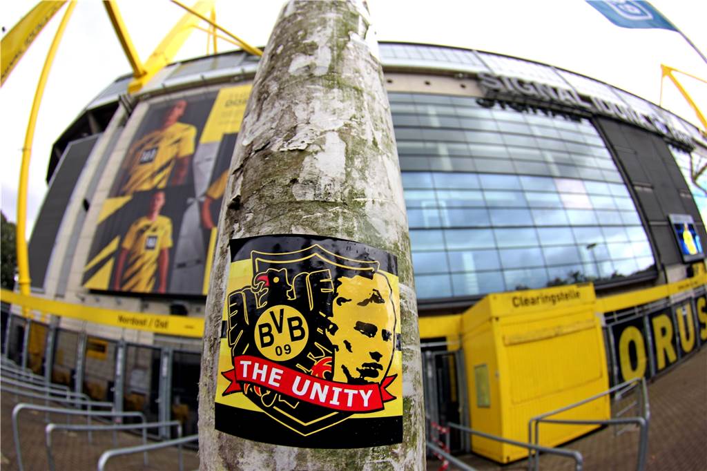 The Unity, Borussia Dortmund’s most well-known ultra group, recently celebrated their 20th birthday.Thread about who they are, what they stand for and why  #BVB thanked them despite them being critical of their own club on numerous occasions.(1/21)  #nonazisdo