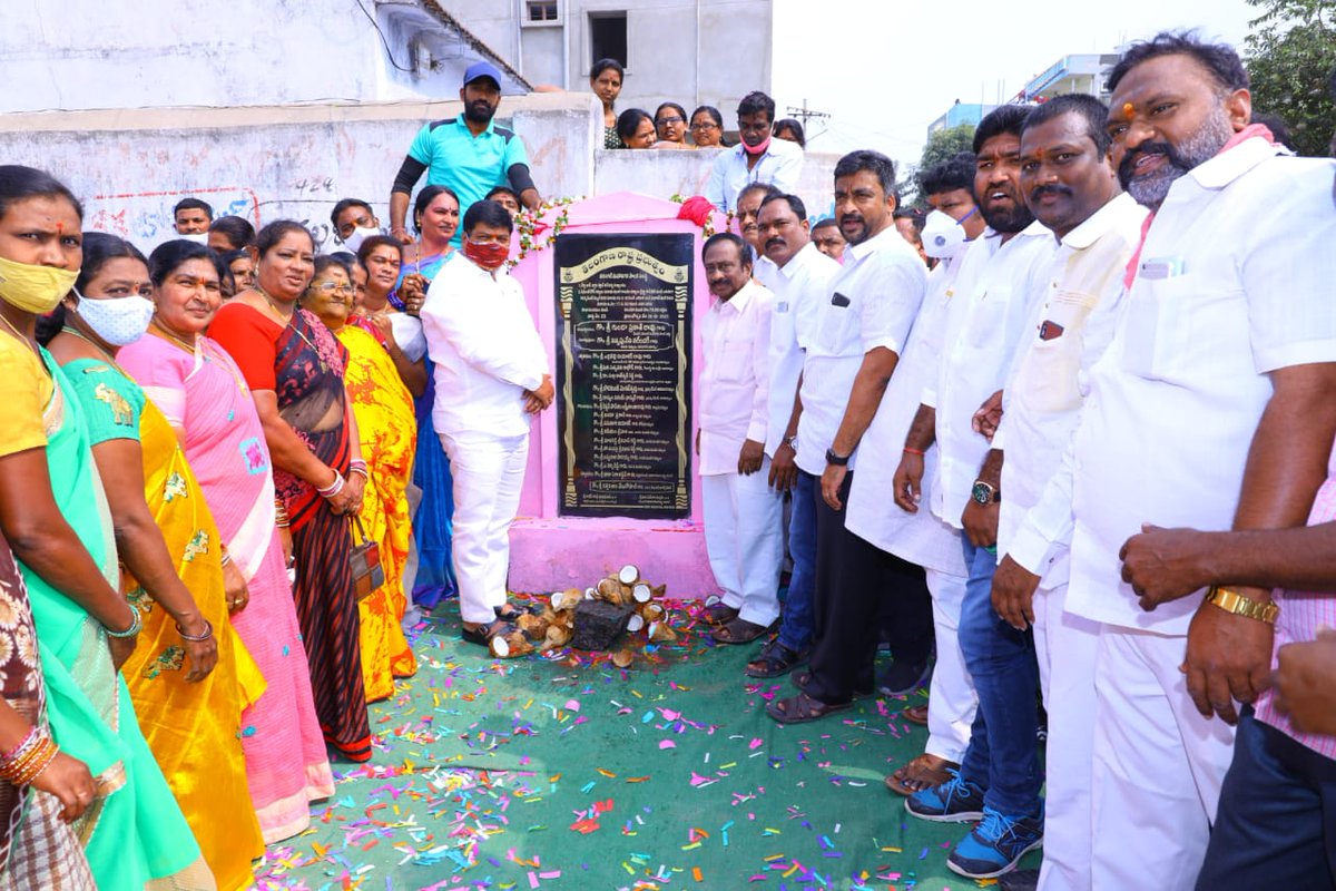 WarangalAltaf's tweet photo. *అందరికంటే ముందు అభివృద్దిలో ముందు..నియోజకవర్గాన్ని అన్ని విదాలుగా అభివృద్ది చేస్తాం..*

*-ఎమ్మెల్యే నన్నపునేని నరేందర్..*

23 వ డివిజన్ లో పలు అభివృద్ది పనులకు కార్పోరేటర్ కత్తెరశాల వేణుగోపాల్ తో కలిసి ఎమ్మెల్యే నన్నపునేని నరేందర్,మేయర్ గుండా ప్రకాశ్ రావు లు శంకుస్థాపన చేసారు.. https://t.co/EcKgFP3r1f