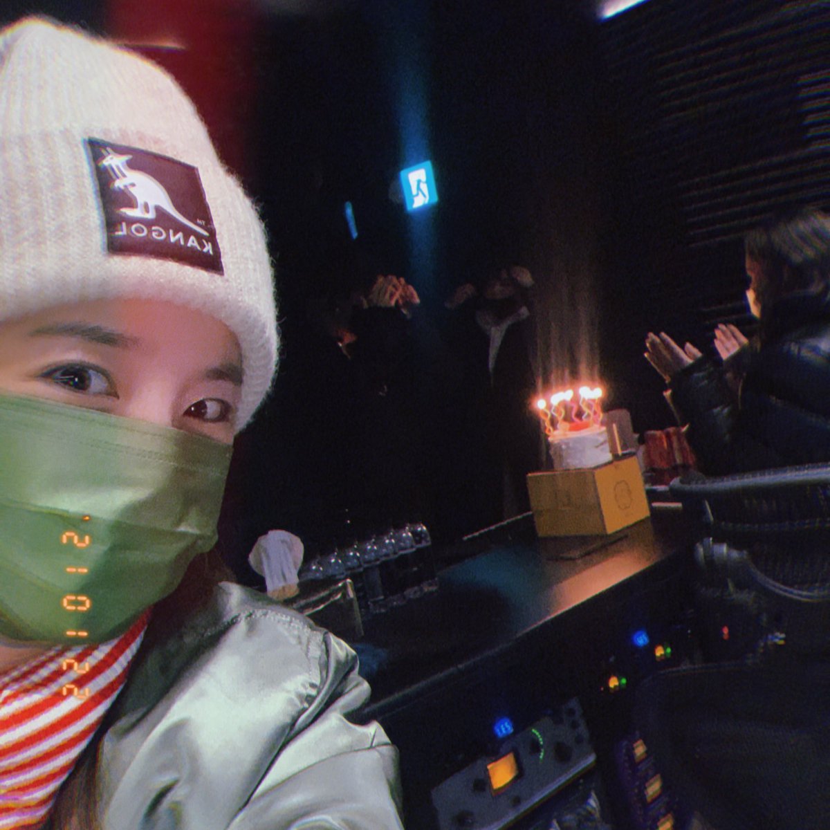 krungy21's tweet photo. 막내 밍끼 생일 축하해주러 멤바들 모두 벙개~!!! 채린이네 작업실로 놀러갔다옴~ 🎂🎊🎉😍♥️♠️ 퉤니원으로써 맞이하는 12번째 생일이라 초는 열두개 채린이가 케익 비닐 뜯어서 저렇게돼써ㅋㅋ퉤니원 너무사랑해~!!! 밍끼 생일 추카해~!!!😀💕 #2021 #밍끼귀빠진날 #happybdayminzy #2ne1 #blackjack https://t.co/TzkwjzOyXh