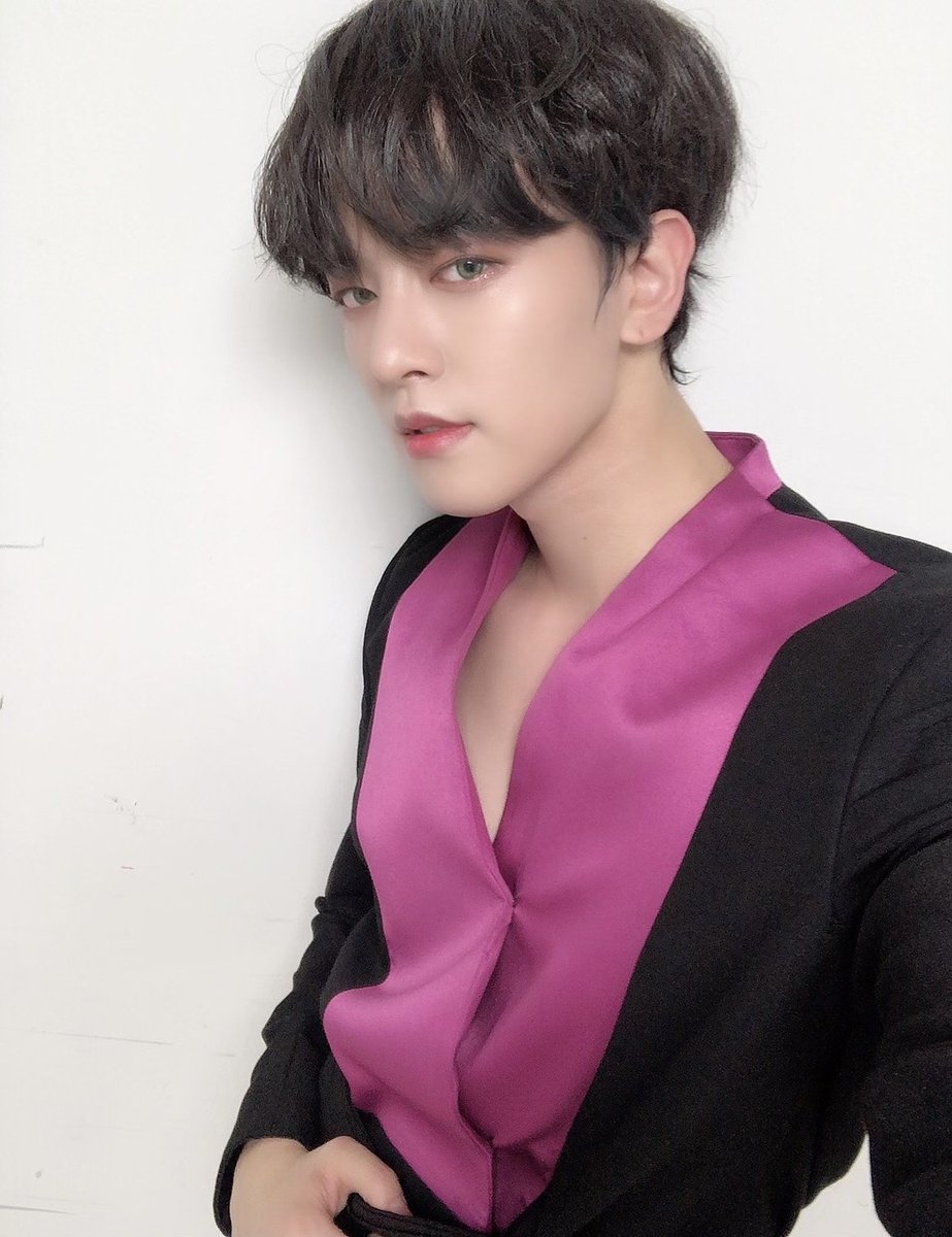 official_ONEUS's tweet photo. [#RAVN]
🌹🔥 엔딩 멋쟁이 김영조 🙏✨ https://t.co/wGuYrbpMQf