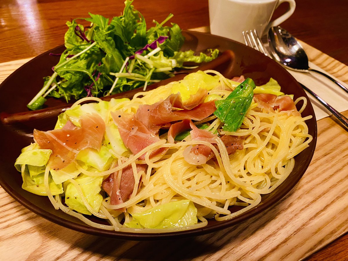Saki_Muramoto's tweet photo. 【Bar Wizardより】

新メニュー追加のお知らせ

『ハモンセラーノと
春キャベツのパスタ』
¥1000

生ハムの塩味とキャベツの甘味にガーリック風味が加わった一品です。

ぜひ✨

テイクアウト受付
17:00〜19:30

お渡し
20:00迄

0244-26-3980

#BarWizard #南相馬テイクアウト #南相馬 https://t.co/myhGcU3Tfb