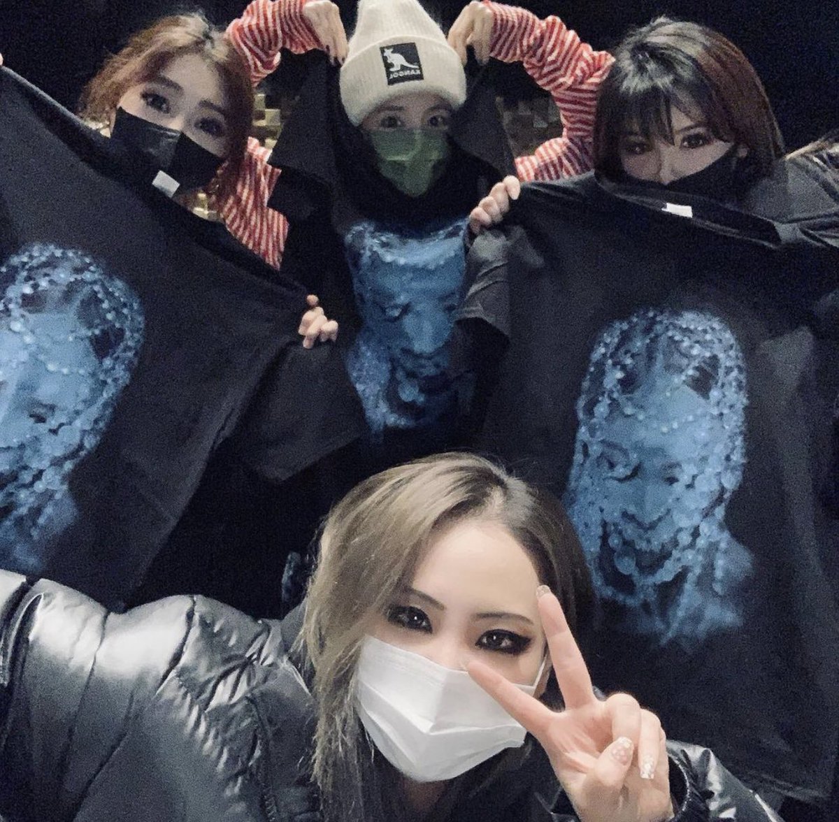 BomPicxs's tweet photo. 2NE1 TOGETHER AS EVER! They were celebrating Minzy birthday, so cute 💞🥺 https://t.co/esnKN2dIoe