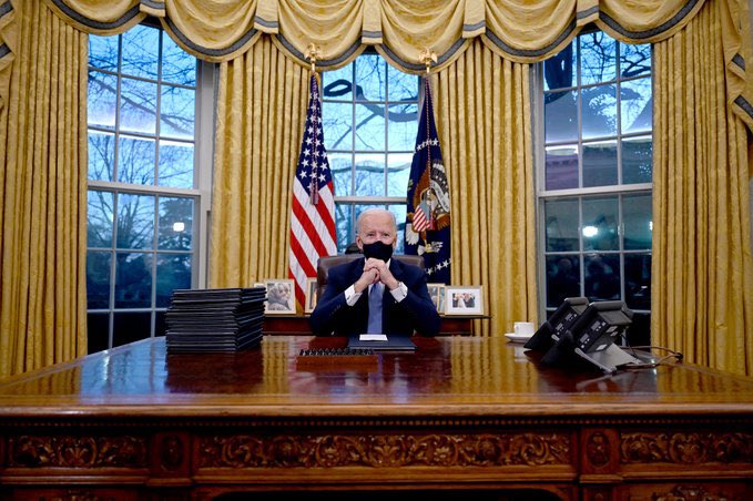 Biden wears a mask first thing in the Oval Office before signing an executive order for mandatory masks in federal buildings. Then no longer wears a mask in two federal buildings. 