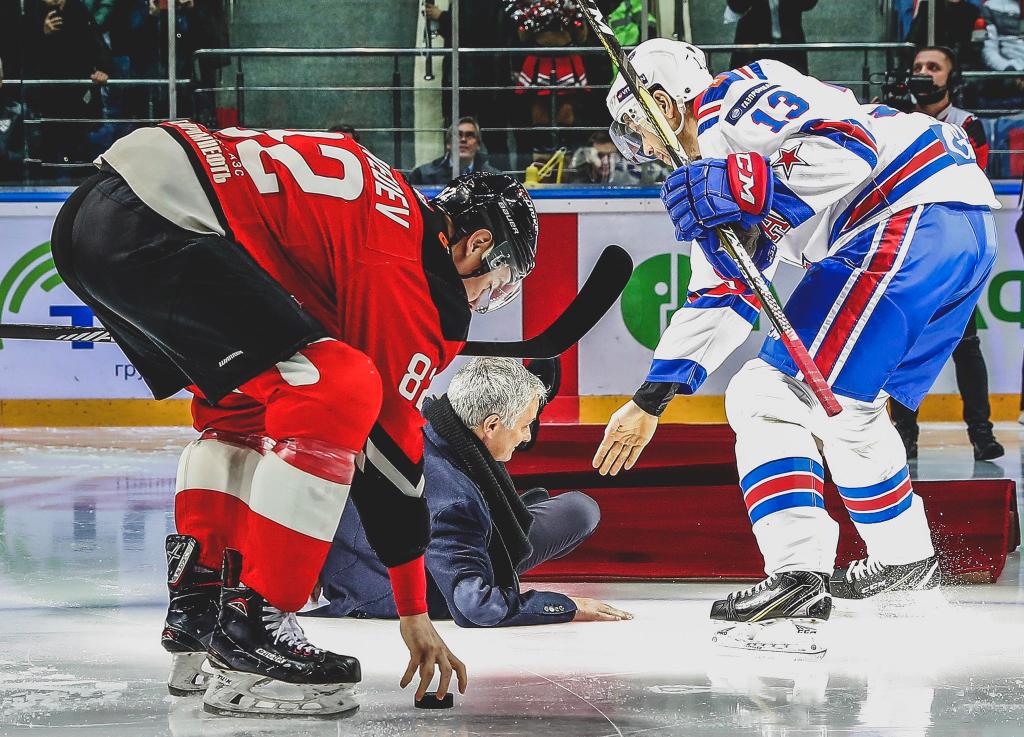 ESPNFC's tweet image. Things didn’t go to plan when Jose Mourinho did a ceremonial puck drop at an ice hockey game in Russia 😅
