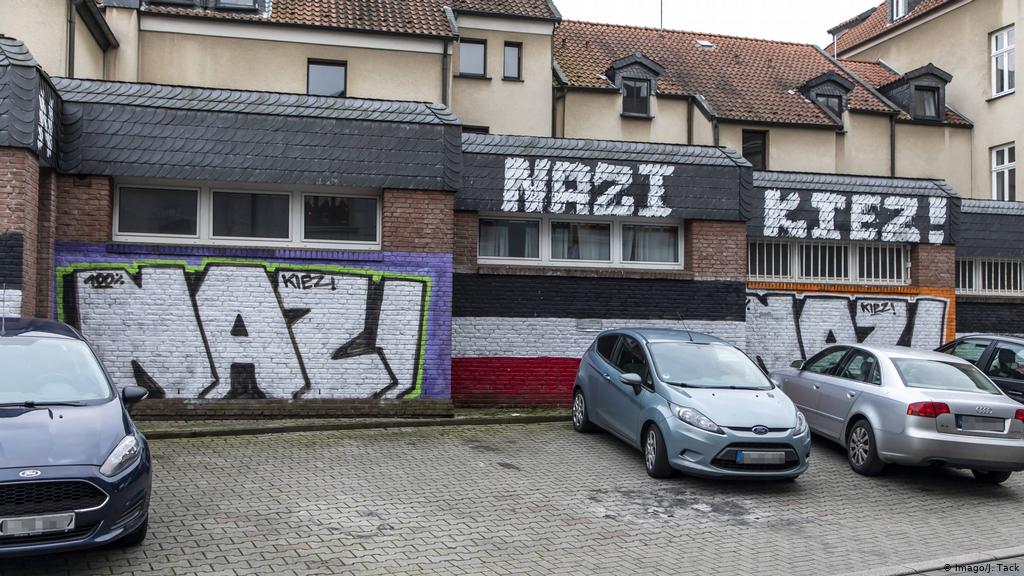 In Dortmund, where  #BVB & their fans are of massive importance, this matters.While the city is a social-democratic stronghold, it's also home to far-right structures. Particularly, some streets in the Dorstfeld quarter, where graffiti such as “Nazi area” were removed. (11/21)