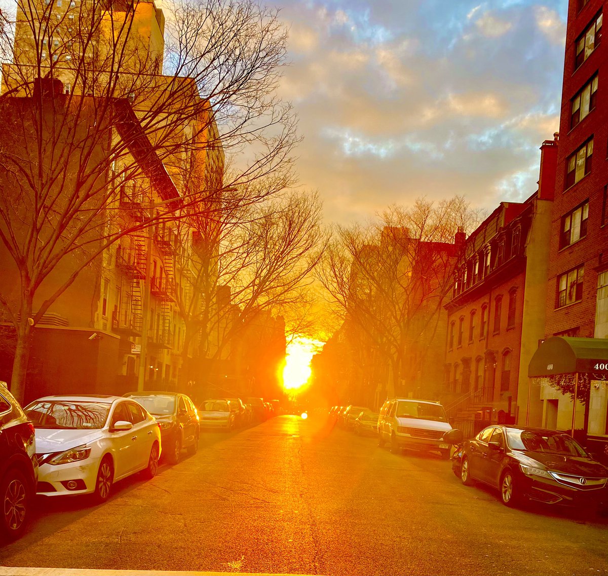 NYCRobyn's tweet photo. #manhattanhenge morning sunshine @StormTeam4NY @UESPatch #manhattanhenge https://t.co/PPM9n7ytm4