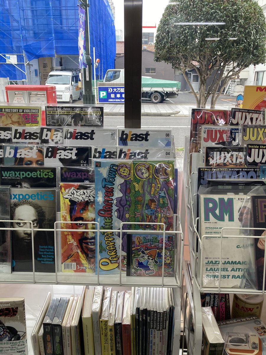 近くのコンビニのラインナップ。
パラッパラッパー。