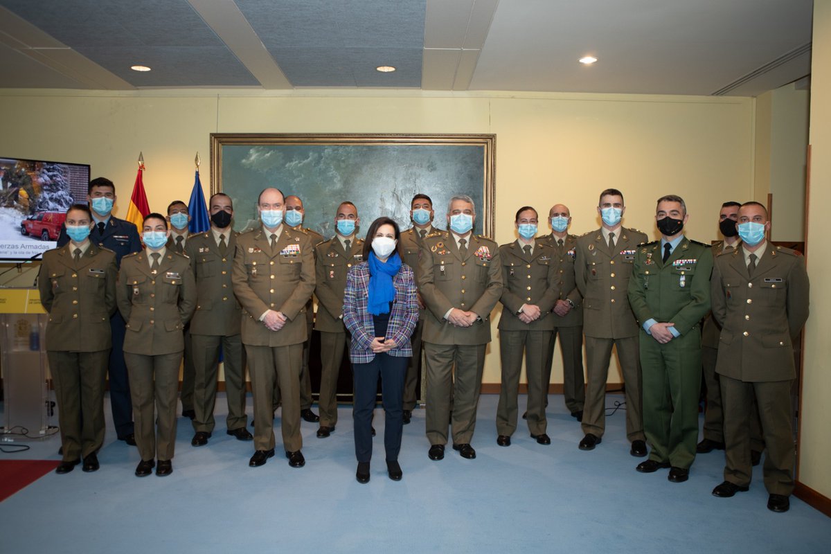 Defensagob's tweet photo. Homenaje a los hombres y mujeres de las Fuerzas Armadas, que han estado en primera línea durante la #BorrascaFilomena y la #OlaDeFrío. La @UMEgob y el @EjercitoTierra han trabajado con esfuerzo, dedicación y generosidad. Es su compromiso con los ciudadanos y con España. ¡Gracias! https://t.co/NmjBHQAMUy