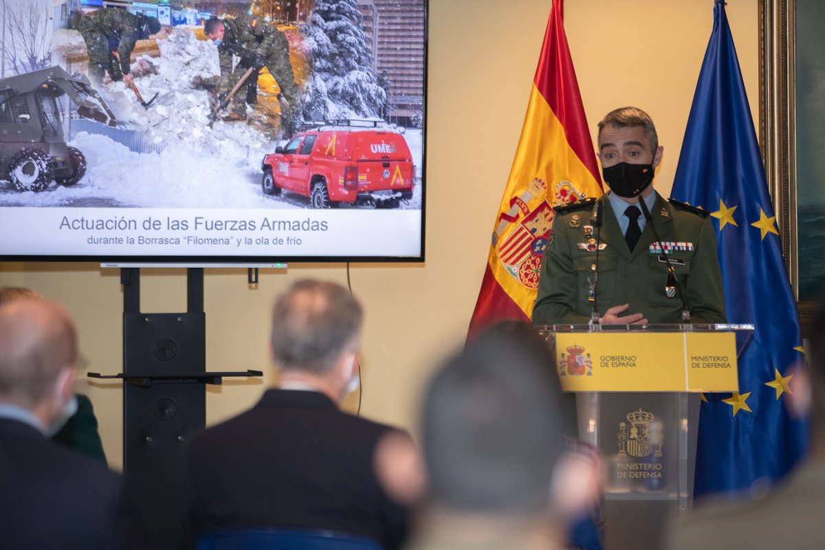 Defensagob's tweet photo. Homenaje a los hombres y mujeres de las Fuerzas Armadas, que han estado en primera línea durante la #BorrascaFilomena y la #OlaDeFrío. La @UMEgob y el @EjercitoTierra han trabajado con esfuerzo, dedicación y generosidad. Es su compromiso con los ciudadanos y con España. ¡Gracias! https://t.co/NmjBHQAMUy
