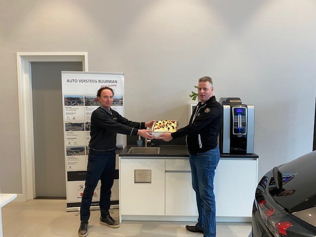 CrossbowCoffee1's tweet photo. Auto Versteeg Buurman Peugeot uit Woudenberg kiest in hun mooie nieuwe pand aan de Parallelweg 7A in Woudenberg voor Crossbow Coffee door de aanschaf van een verse bonen machine.  John van den Heuvel en Dennian van Beek bedankt voor het vertrouwen en veel koffiegenot gewenst! https://t.co/sk5up91RP0
