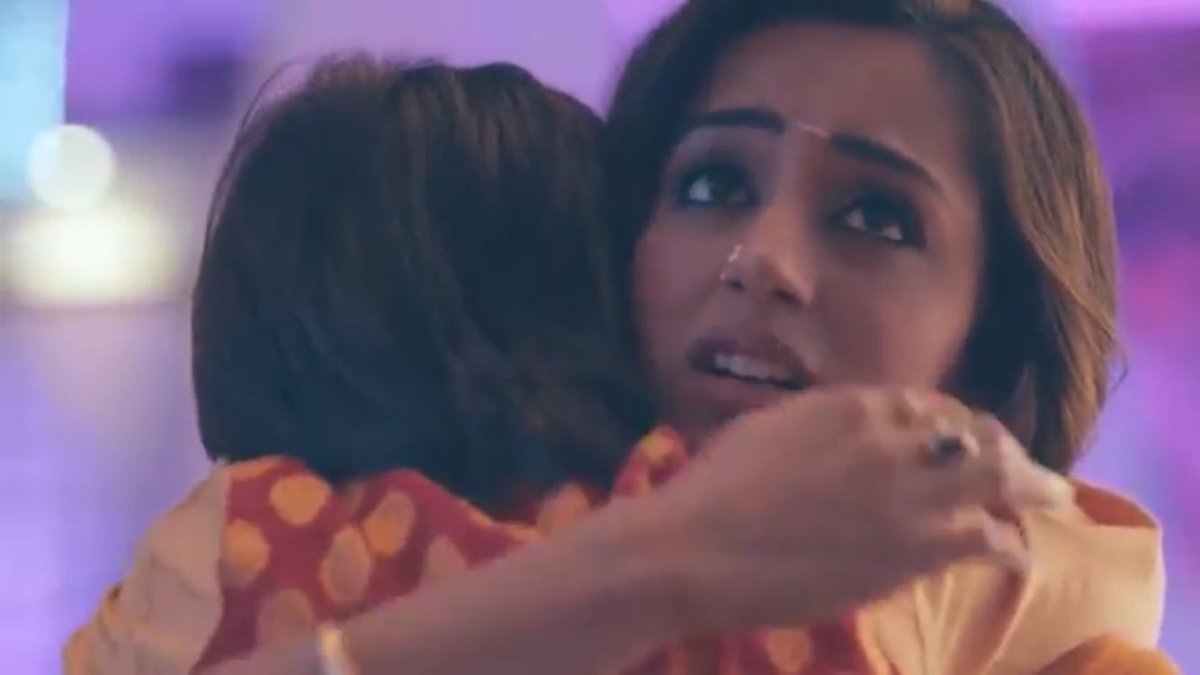 Starting of her life, she became a single mother without wedlock.( All thanks to her GBM Akka). Result She gets abuses & badmouthings of Society. She endured the tag of characterless, but never reveal the truth that she isn't Saransh's mother. (1/2)  #YehHaiChahatein