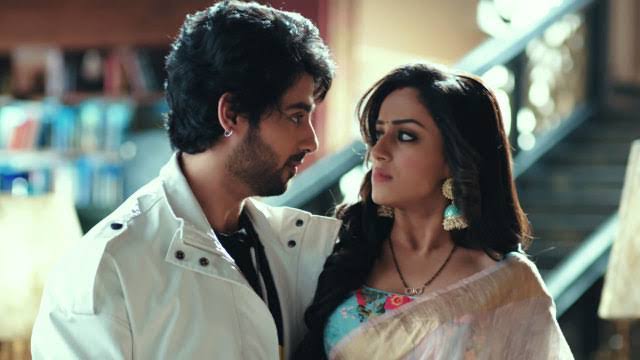 Thanks to her Appa, she wasn't hanged. He proved that she is innocent. So, she wants to live with her son, but Rudraksh becomes hurdle between them. He tortured her badly. "She endures for Saranash. "