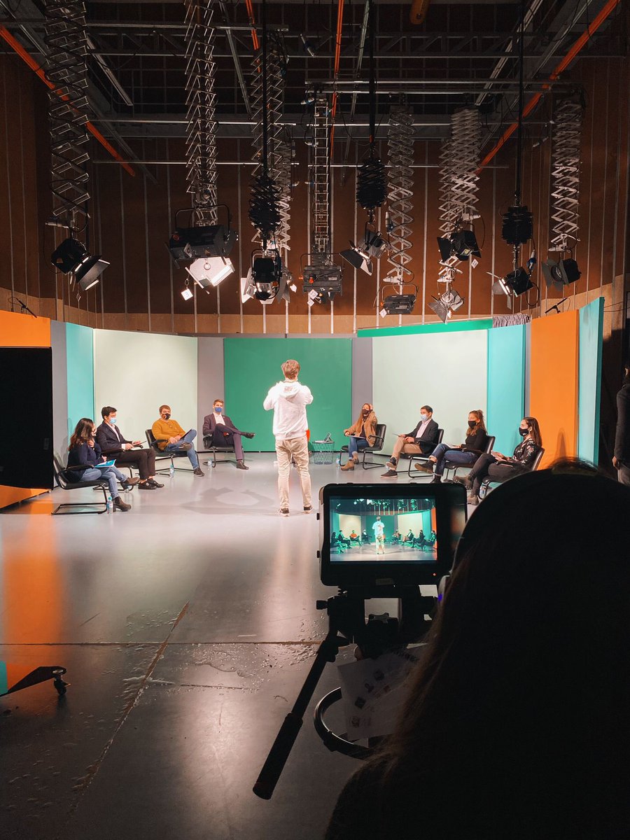 HebesMedia's tweet photo. ⚠️Comença el #DebatElectoral. Ja es troben a plató els 8 representants polítics amb els que comptem avui. https://t.co/s2pwQnnXbb