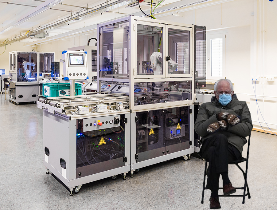 DresdenHtw's tweet photo. Na klar! Bei uns sitzt er auch! #BernieSanders in der Modellfabrik Industrie 4.0 von @IIoT_Testbed #htwdd https://t.co/kR7f9mlgP1