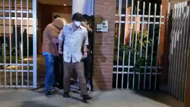 Cooperativa's tweet photo. [Video] #CooperativaEnCasa "¡Periodista muerto de hambre! ¡Progre culiao (sic)!": Agresiva reacción de borrachos detenidos por carrete en Las Condes https://t.co/0E6xhBg8KO https://t.co/irBXPqmXct