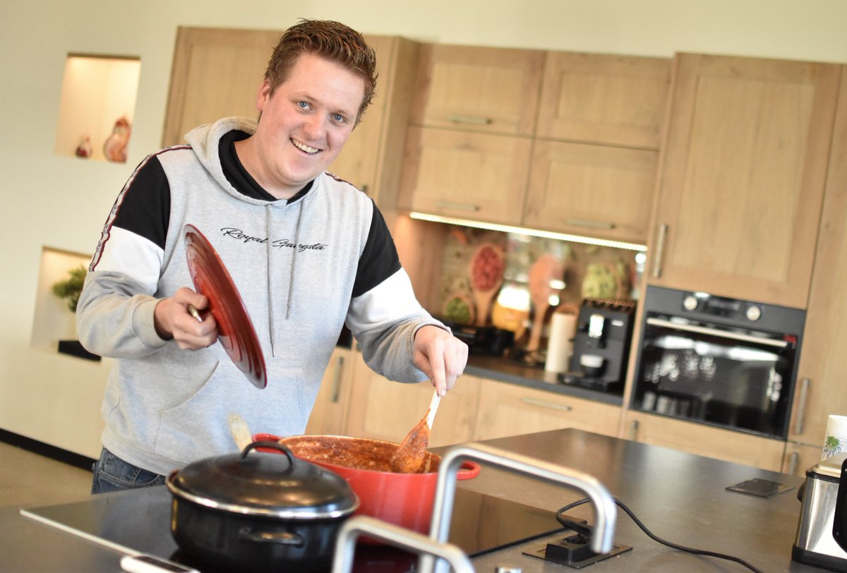 PublishersFresh's tweet photo. Het ruikt heerlijk in de kantoorkeuken! Collega Daan is op de vrijdagmiddag aan het kokkerellen: stoofvlees van Slagerij Snoek uit Tholen. https://t.co/d73pYEIfhM