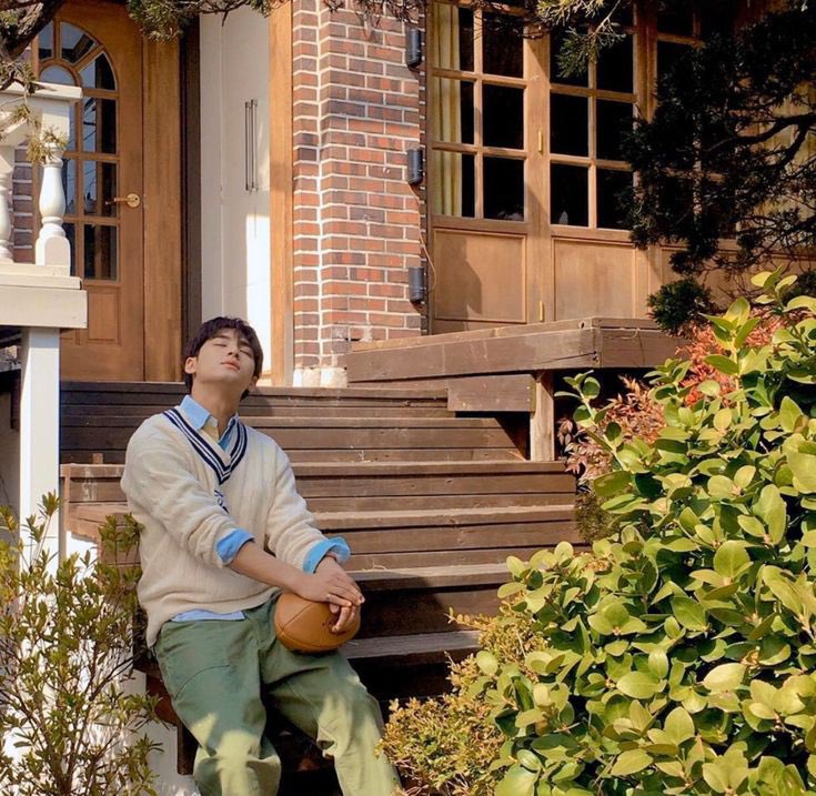 summersoceans's tweet image. 𝐑𝐄𝐃𝐀𝐌𝐀𝐍𝐂𝐘
(n.) the act of loving the one who loves you; a love returned in full. 

— — — — — 

prinsipnya mudah: tidak akan membiarkan siapapun menempati ruang di hatinya. namun, semuanya berubah saat sosok itu datang. 

meanie/minwon lokal au.