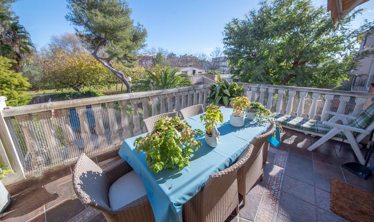 RaluySl's tweet photo. Casa a tres vientos apareada en venta en la zona de la Bóvila en Vilanova i la Geltrú. Muy cerca del centro de la población y a 5 minutos del paseo marítimo🌊. Dispone de jardín con piscina privada y terraza🌿.
Precio: 400.000€
👉🏻 Link: https://t.co/KnzXLQIZVk
#realestateagency https://t.co/S4AteDwtNC