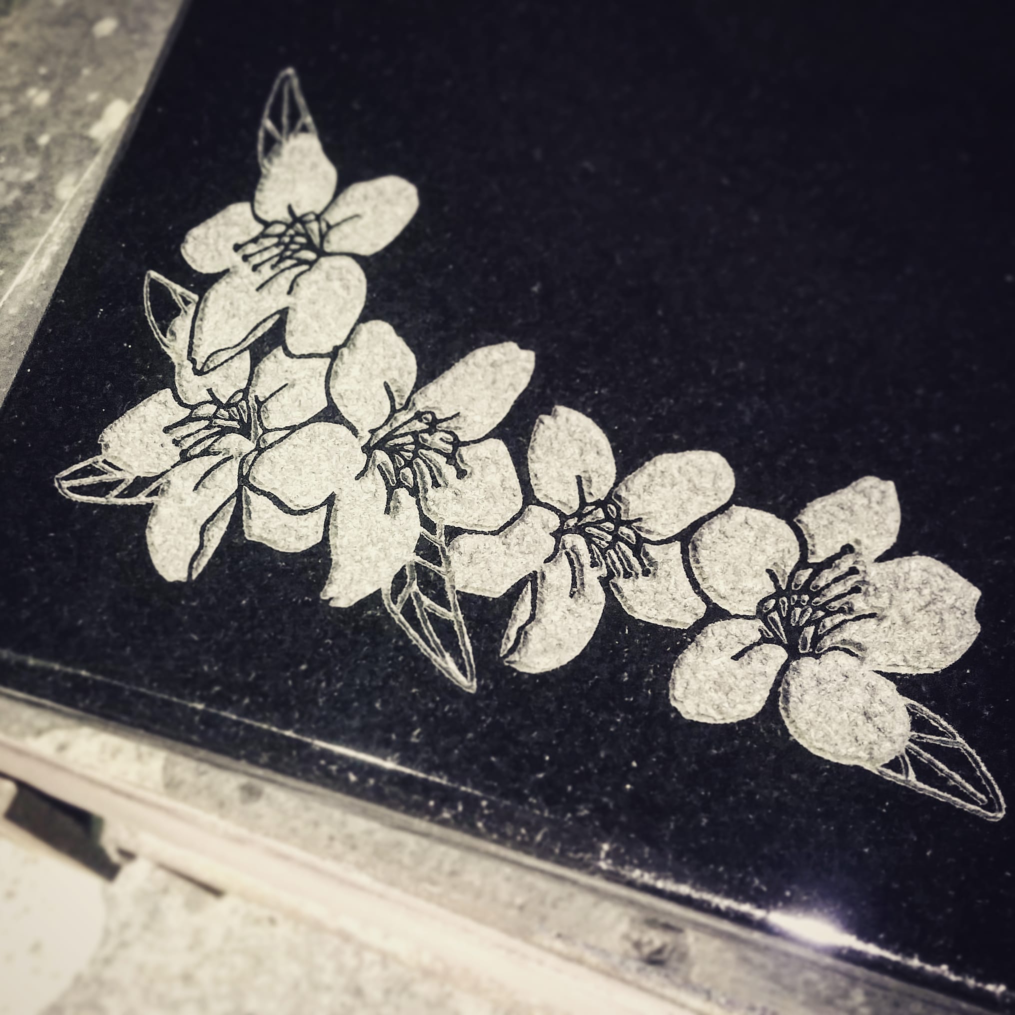 N Shin Ar Twitter 墓石の彫刻 イラスト サクラ 細かくて大変でした T Co 6mer9kyufl 桜 サクラ イラスト彫刻 墓石 彫刻 墓石の彫刻 神奈川 湘南 平塚 湘南墓店 Japanesegrave Japan Shonan Hiratsuka 湘南造園 Shonan Ls 石材