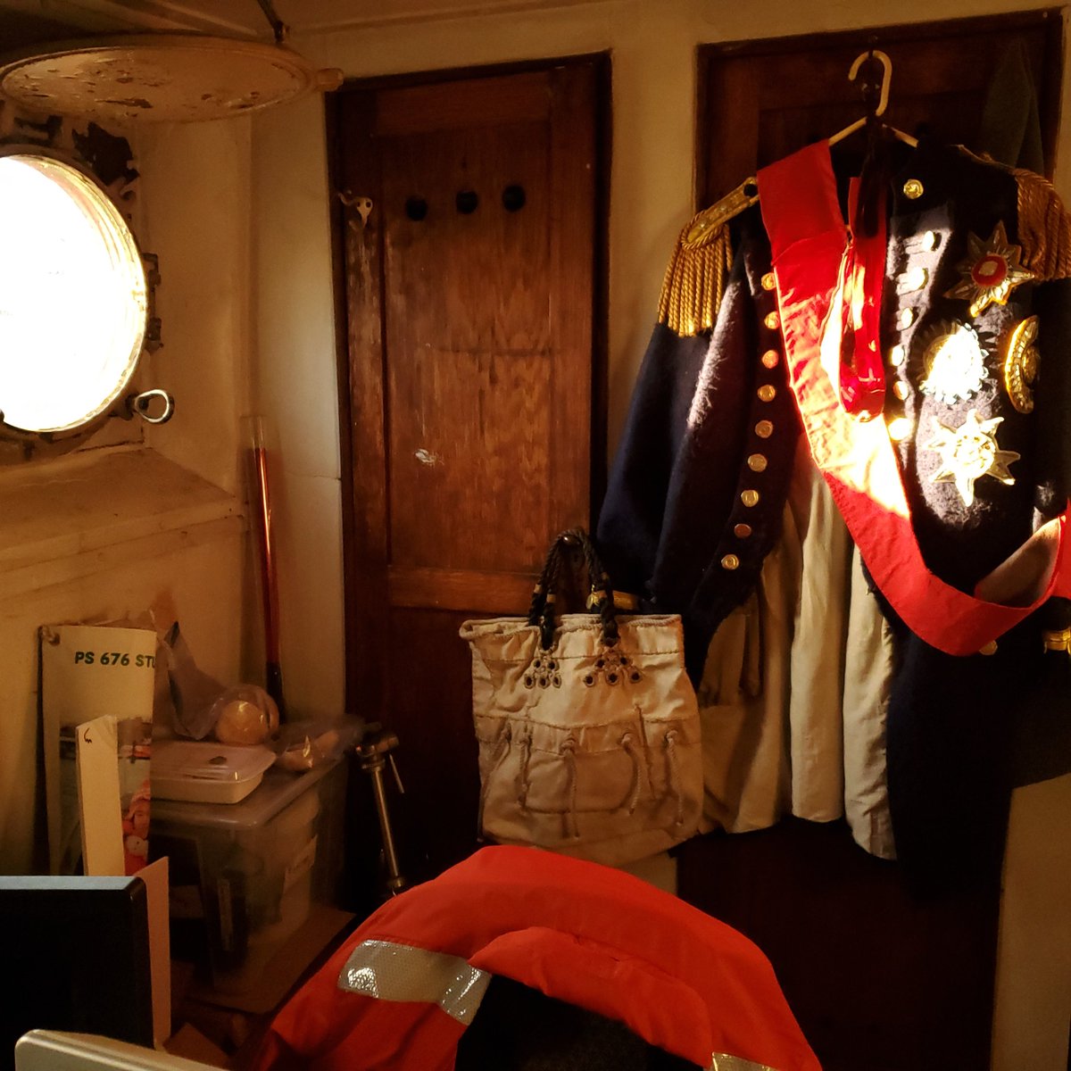 PortSideNY's tweet photo. Good morning!  Office still life on our ship #MaryWhalen.  A lot of Frank Hanavan creativity visible in this shot.

PortSide is a living lab for better urban waterways.  We connect you to the benefits of the harbor.
#piers4boats #RedHook #RedHookIsMagic #Brooklyn #NYC https://t.co/JDZhyYCLC5