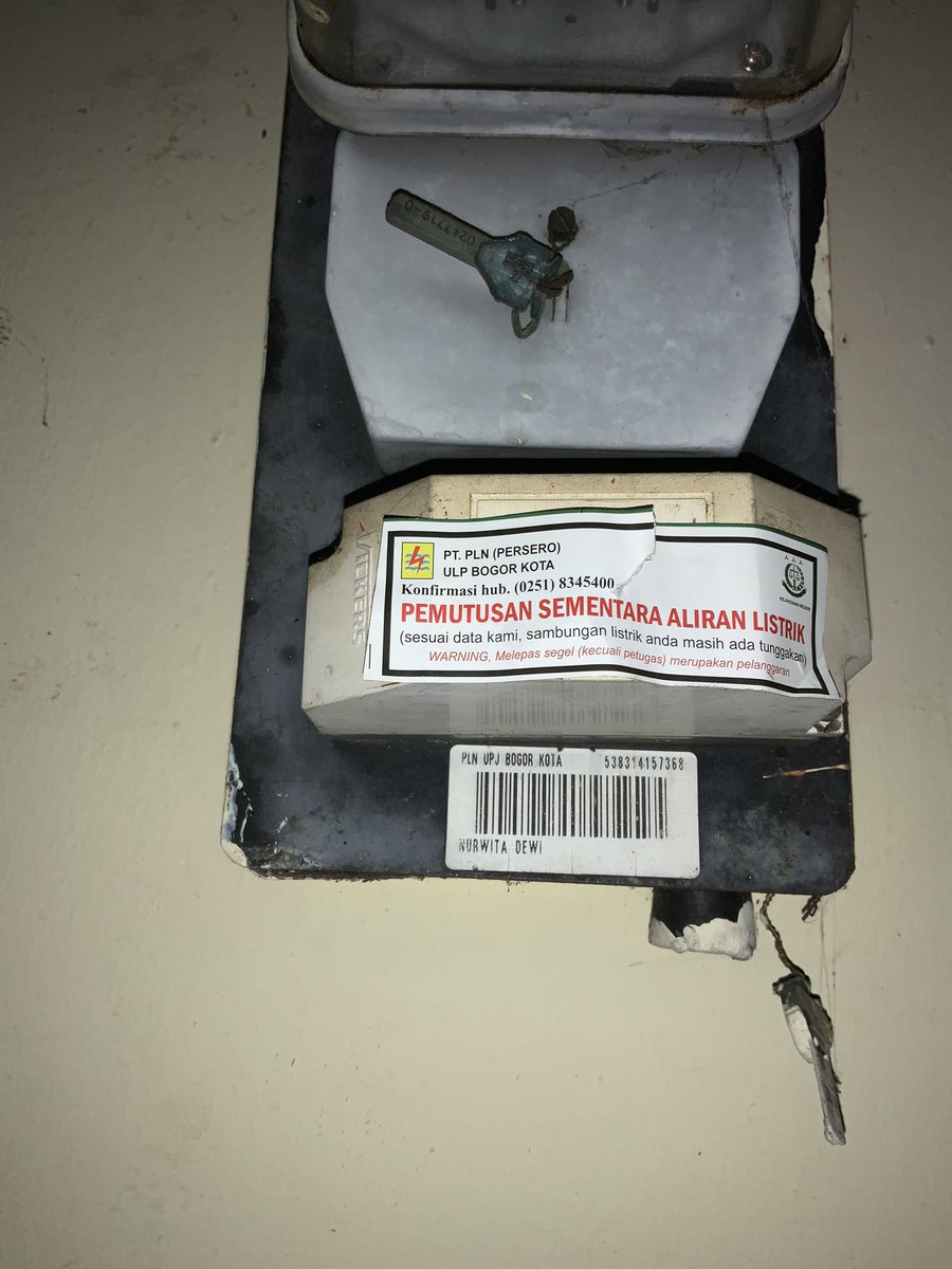 chawangsa's tweet photo. @pln_123 halooo
Saya selalu bayar listrik via @tokopedia , hari ini pas nyampe rumah. Malah aliran listrik diputus. Ini tolong penyelesaiannya. https://t.co/X1fSbsllDi