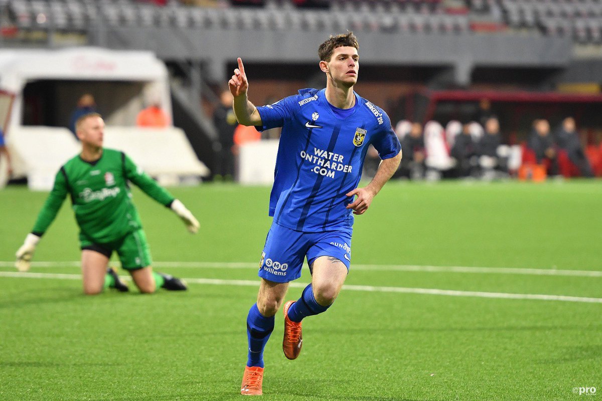 MijnVitesse's tweet photo. Thomas Buitink heeft zijn contract met één jaar verlengd 💛🖤

⬅️ Met een contract tot medio 2023 op zak, maakt de aanvaller het seizoen op huurbasis af bij @PECZwolle 

Veel succes Thomas! 🙏🏼

https://t.co/6S3AhsC3fB

#Vitesse https://t.co/yPAIqOt6Rp