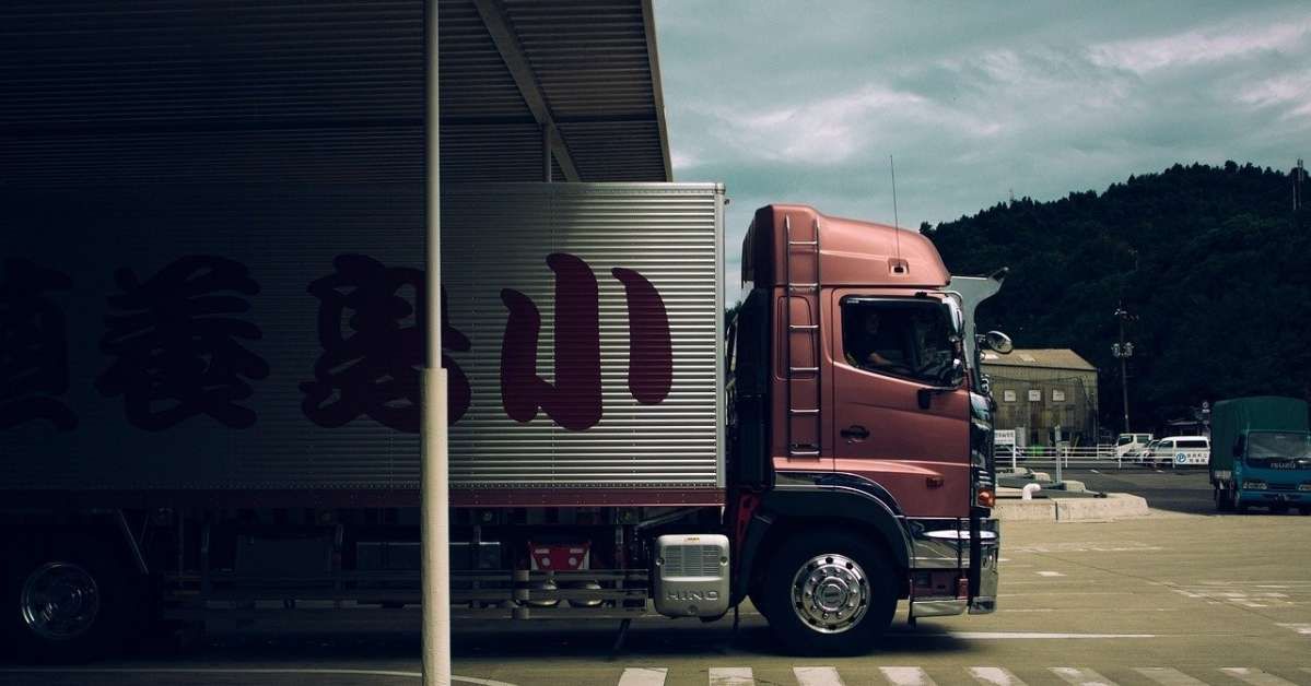 Articotrans's tweet photo. Es muy importante y necesario que las empresas de #transporte cuenten con una serie de normas para proteger a los #transportistas ante posibles problemas 📝 🚚

En nuestro blog encontrarás todos los detalles de la #normativa para la carga de #camiones ➡️ https://t.co/1g4vAoTWs4 https://t.co/mmuq7jcvsC