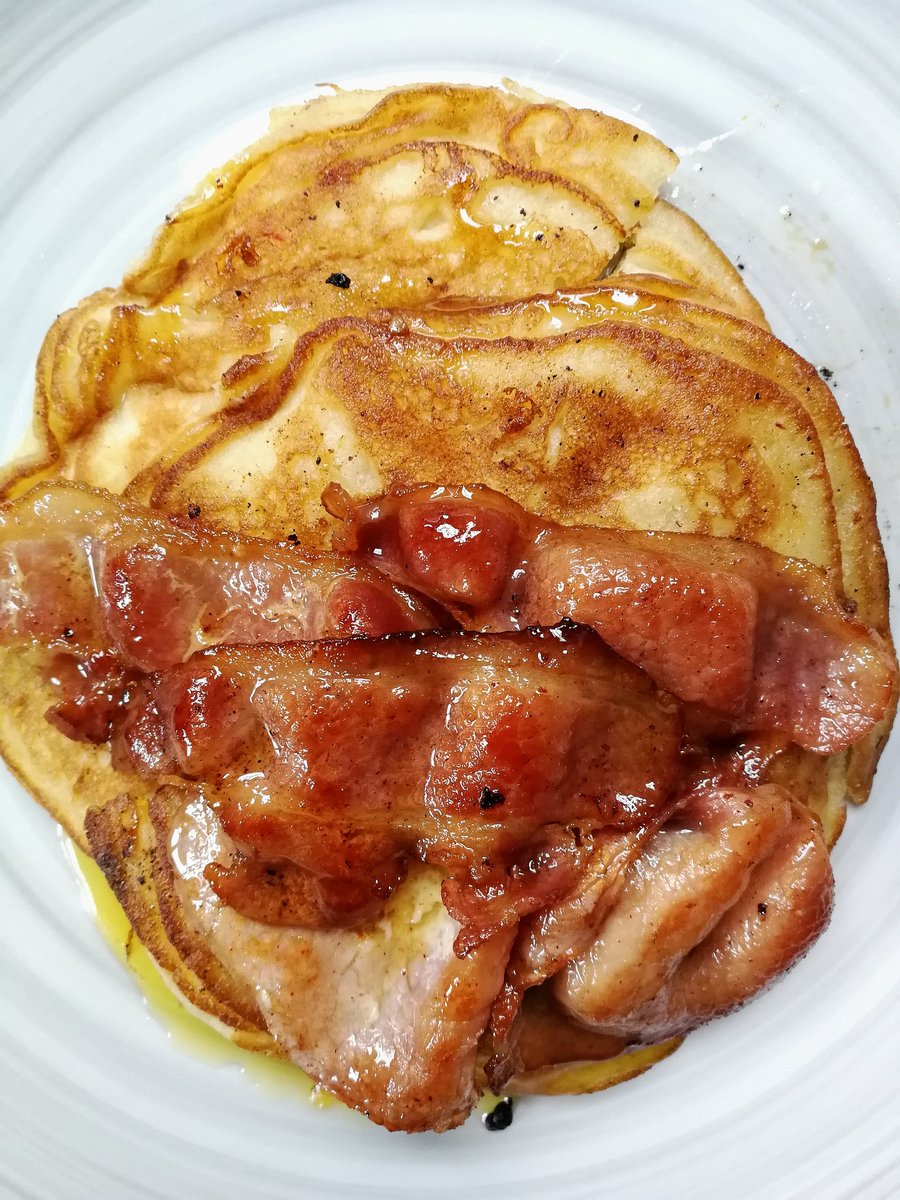 🥞American style Bacon Pancakes 🥞 with 'just' a treacle of @lylesgoldensyrup

#happyfryday  #easypeasybaking #greatfoodmoments