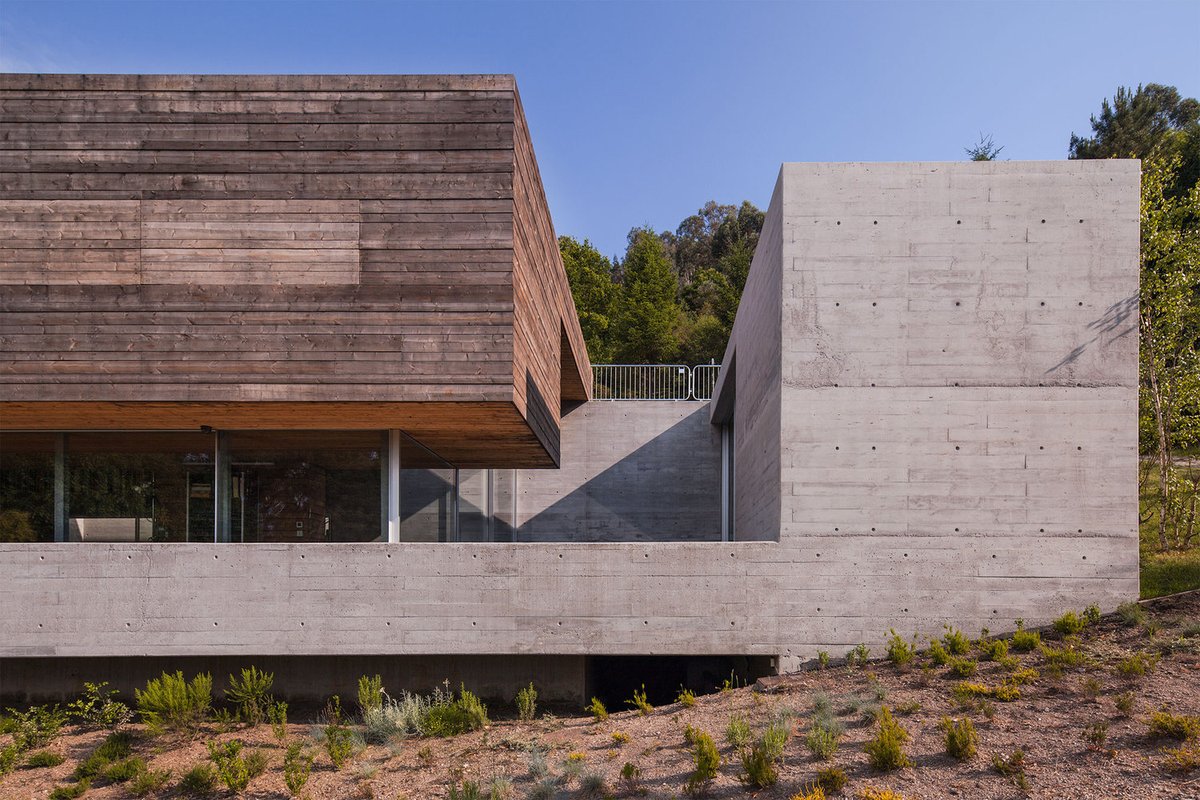 UncubeCo's tweet photo. Gerês House / Carvalho Araújo

source: https://t.co/Yh2tNNUx39

"The use of these two materials extends inside the house, which does not seek a conventional program, but rather large, functional and multipurpose spaces, where pleasure and work are mixed." https://t.co/gJ2PRi6lBt
