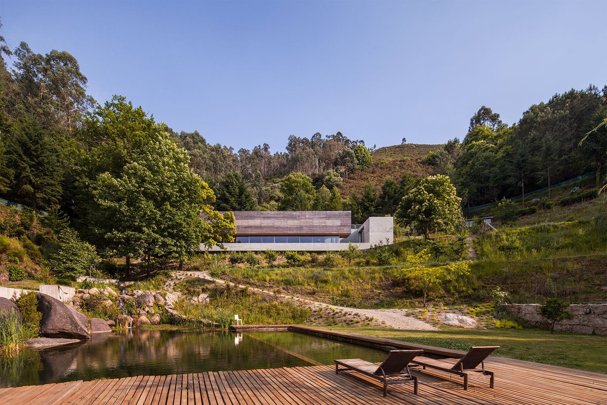 UncubeCo's tweet photo. Gerês House / Carvalho Araújo

source: https://t.co/0uh7qJaU4q

The new construction relates with the land in a very spontaneous way, taking advantage of its steep slope, of the small stream and of the privileged view over the landscape. https://t.co/hpq7DK19SV
