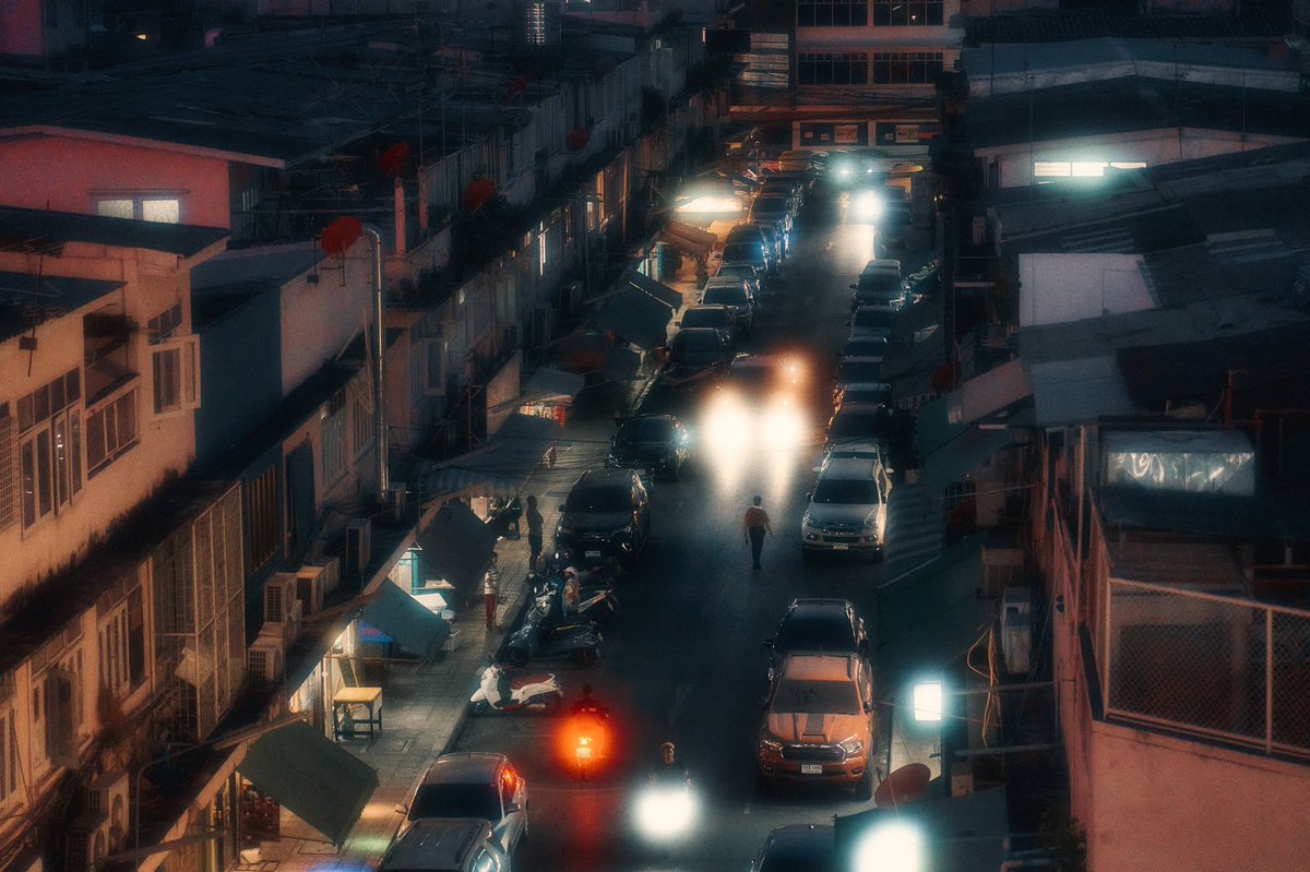 blowithand's tweet photo. How could we feel so lonely in this big old city? https://t.co/qltvmMcQYm