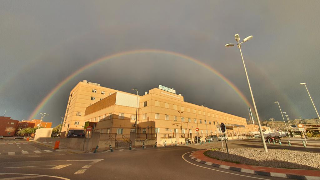 AlvaroVRod's tweet image. Uno no cree en las señales, pero que un arcoíris doble "cubra" tu hospital, con la que está cayendo, es una bonita imagen que merece la pena compartir.
@GVAdepsalutcs @GVAsanitat