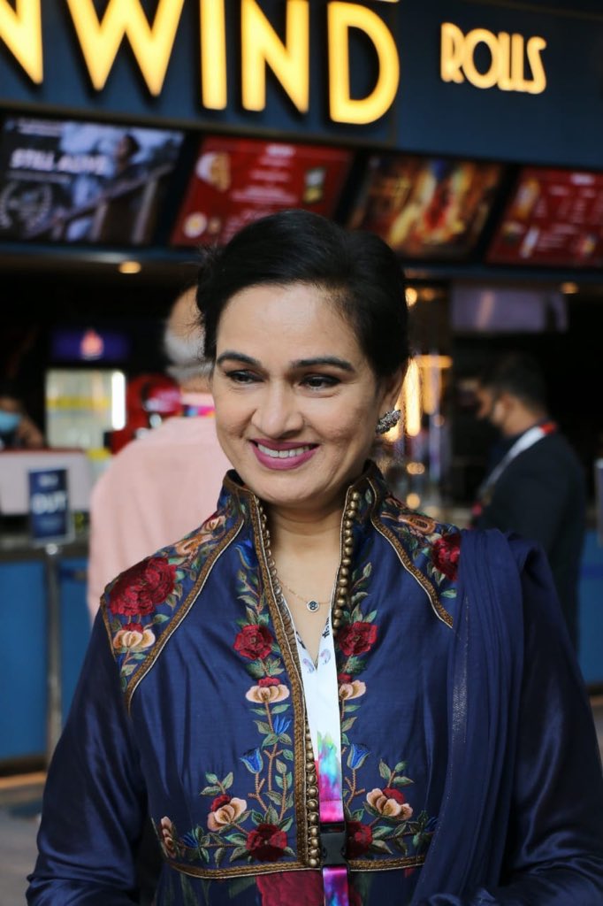 IFFIGoa's tweet photo. Director @SUdapurkar, Producer Omprakash Chhangani, Actress @KolhapureP and Co-producer Pooja Chhangani at the screening of their movie ‘Prawaas’ at #IFFI51.
@satija_amit @MIB_India @Chatty111Prasad @PIB_India https://t.co/QMGJGkx9CT