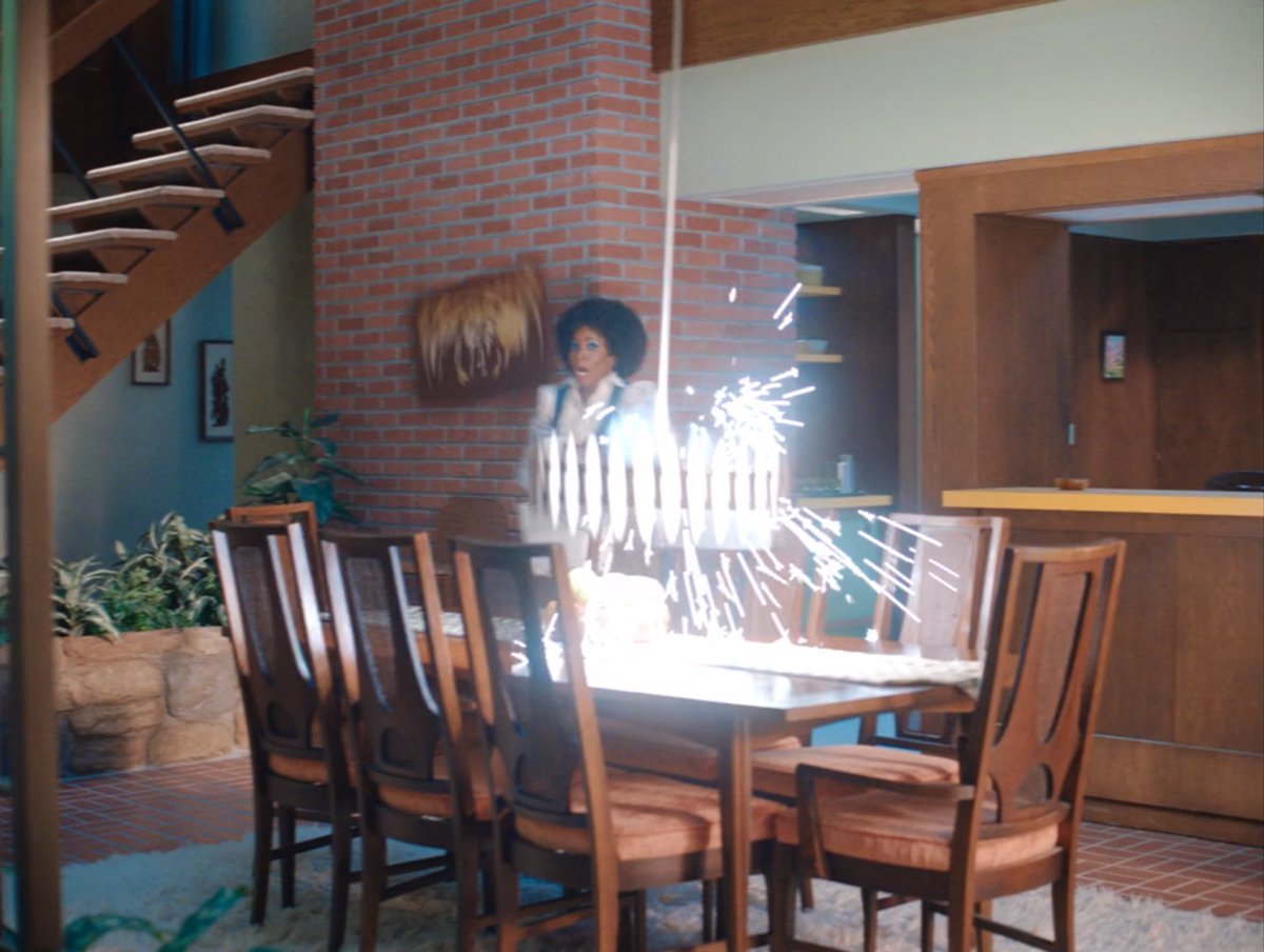 L'accouchement de Wanda déclenche un chaos littéral en crescendo dans la maison (tableau qui tourne, lampe qui s'écroule, lumière qui vacille, porte qui claque)Géraldine déclare naïvement qu'il doit y avoir une explication, en mode "la science avant la magie !" #WandaVision  