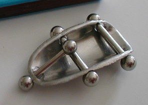 #贞操锁 老婆突发奇想：发明一款无需穿孔的女性贞操锁，将双腔导尿管和穿孔式贞操锁结合起来实现。将导尿管插入尿道，通过水囊通道注入水，让水囊置留在膀胱中，身体外面只留下很短的一段导尿管，多余的部分截掉。最后把露出来的这一段固定到穿孔式贞操锁上就完成了。哪位手巧的推友能实现，请私信我。