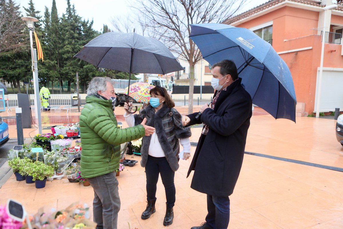 MairiePerpignan's tweet photo. Ce matin le maire, @louis_aliot, et son adjointe déléguée au quartier Est, Patricia Fourquet, rendaient visite aux commerçants et chalands du marché des Embruns. N’oubliez pas : consommez local, c’est vital ! 
#perpignan #quartierest #marchés https://t.co/UUSS2XIyRi