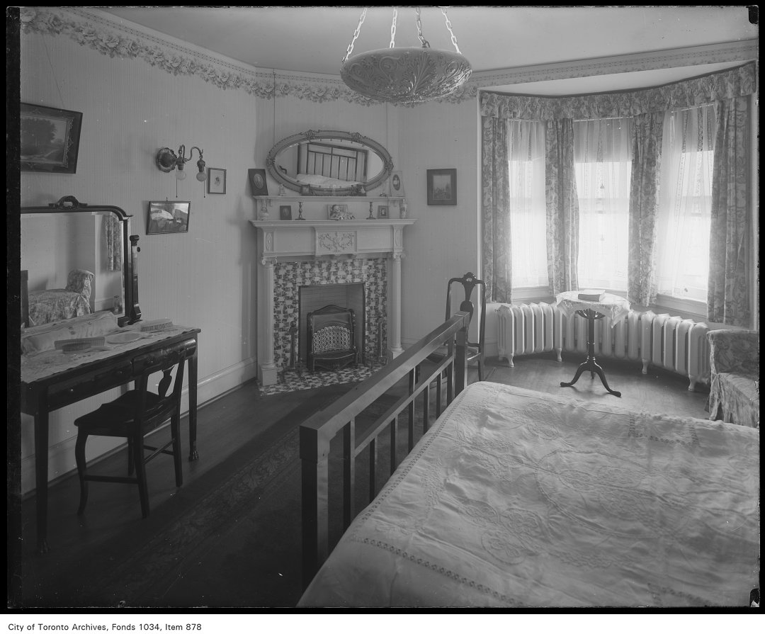 TorontoArchives's tweet photo. We are closing out this week's #ALookInsideTO with this lovely bedroom. Gas lighting, gas radiant fire and brass bed, this bedroom had it all! 57 High Park Boulevard. Consumers' Gas Company Ltd. fonds, 1919. https://t.co/7hx6Z6xXTW https://t.co/Io6ijoREHu