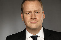 UniGraz's tweet photo. Eingriff in die #Grundrechte?
Schränken #Facebook und Co. die freie Meinungsäußerung ein? #Verfassungsjurist Christoph #Bezemek @unigraz meint Ja.
👉 https://t.co/l4DCMdv4KN https://t.co/fhyYgHy0AK