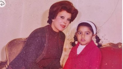 رجاء الجداوي فى صورة نادرة مع ابنتها أميرة بمرحلة الطفولة