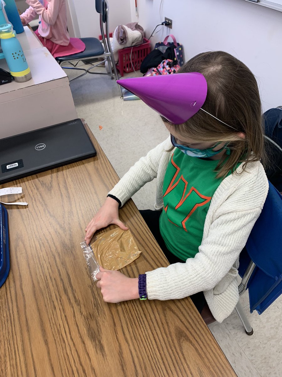 Who knows a S that hates dirty hands?🙋🏻‍♀️ When learning to spread, put a scoop of peanut butter inside a plastic baggy &amp; practice spreading the peanut butter to the edges of the bag.  Your S practices the skill &amp; their hands are clean. Win-win! #ADL #WeAreNSSEO #blind #ThanksPolly