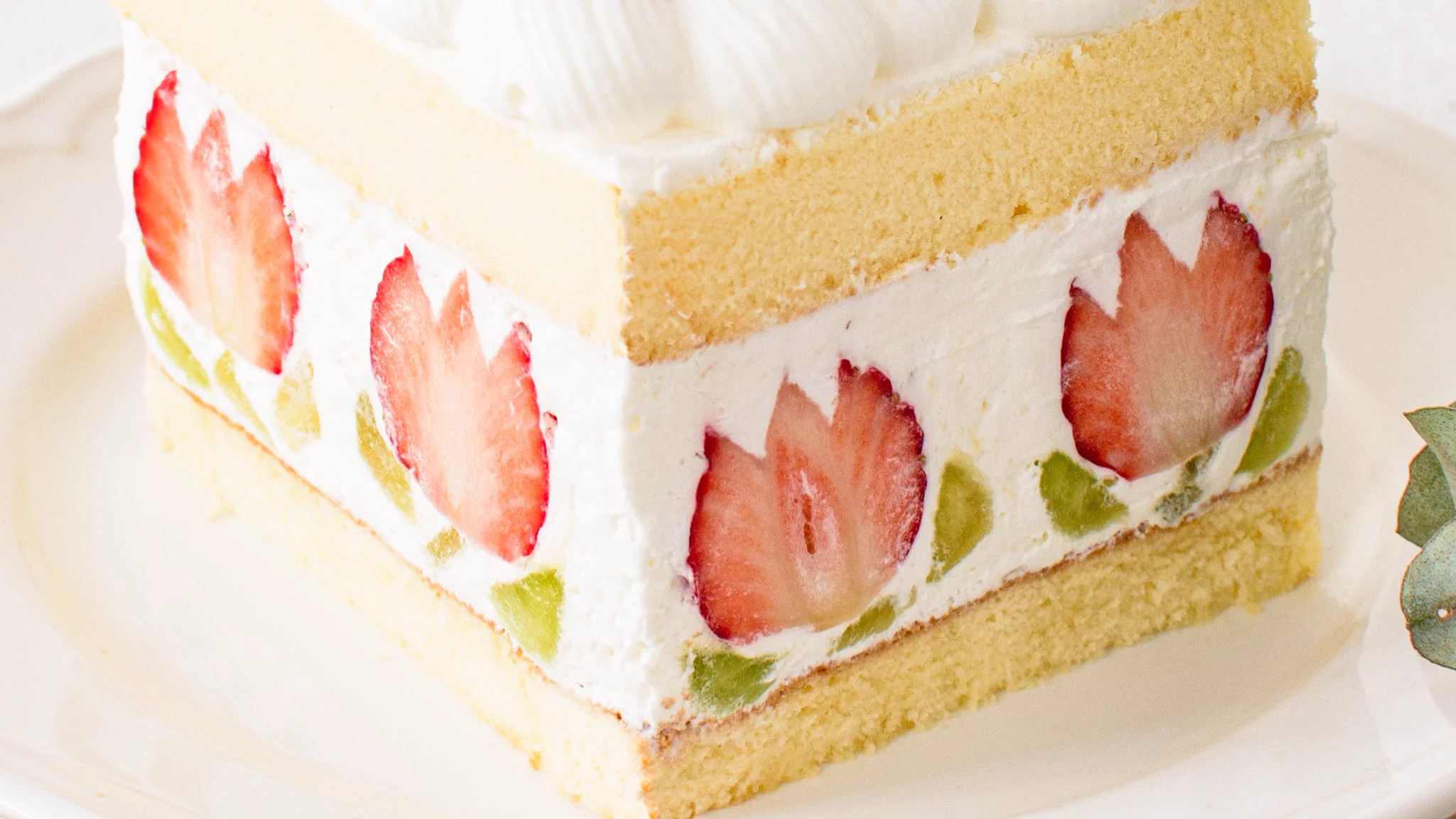 これは素敵だ！中身のイチゴの形がアクセントのチューリップショートケーキ‼