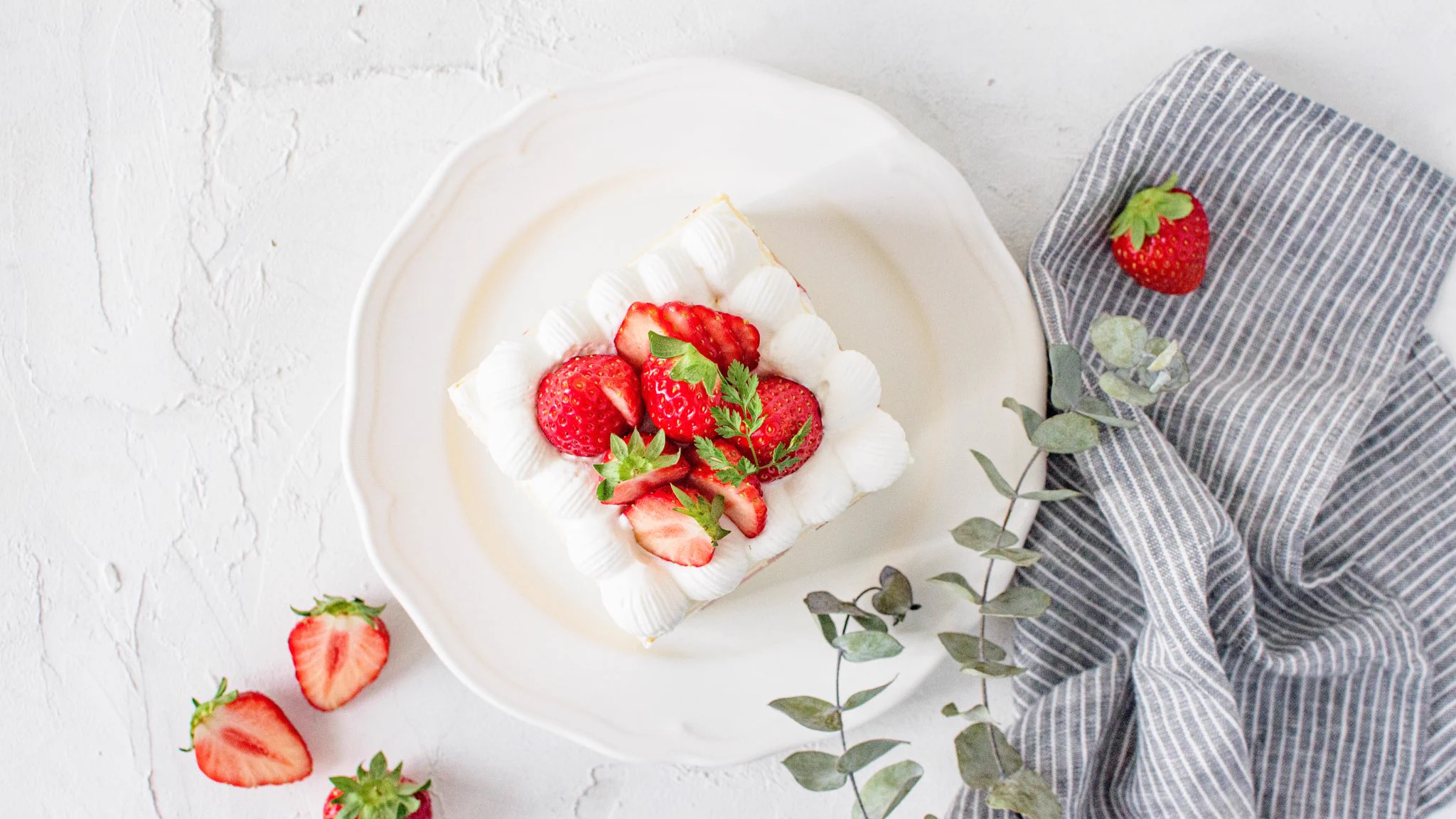 これは素敵だ！中身のイチゴの形がアクセントのチューリップショートケーキ‼