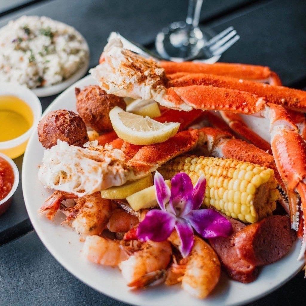 TubbysRiverSt's tweet photo. It’s Friday so treat yourself to a Snow Country Boil with a view! Fresh local shrimp, fresh (from Alaska 😉) snow crab legs, sausage and fresh shucked corn!! #Fresh #local #visitsavannah #riverstreet #shrimp #crab https://t.co/vLDQCNEFRJ