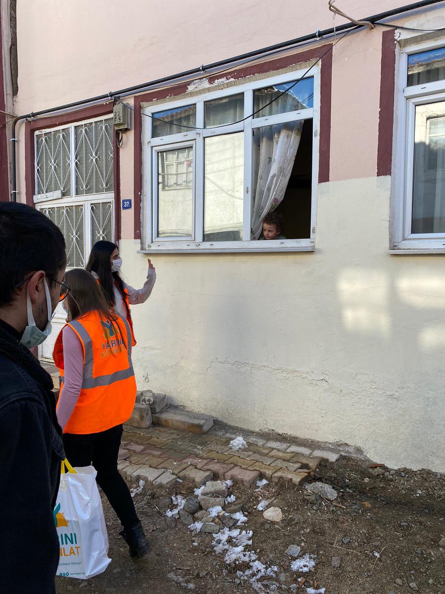 Bugün Zile ilçesi ve ona bağlı Alibağı köyü ve Temecük köylerindeki toplam 12 çocuğumuza mont ve bot hediye ettik onlar ile güzel vakit  geçirdik...:)
<a href="/yariniaydinlat/">Yarını Aydınlat Derneği</a>