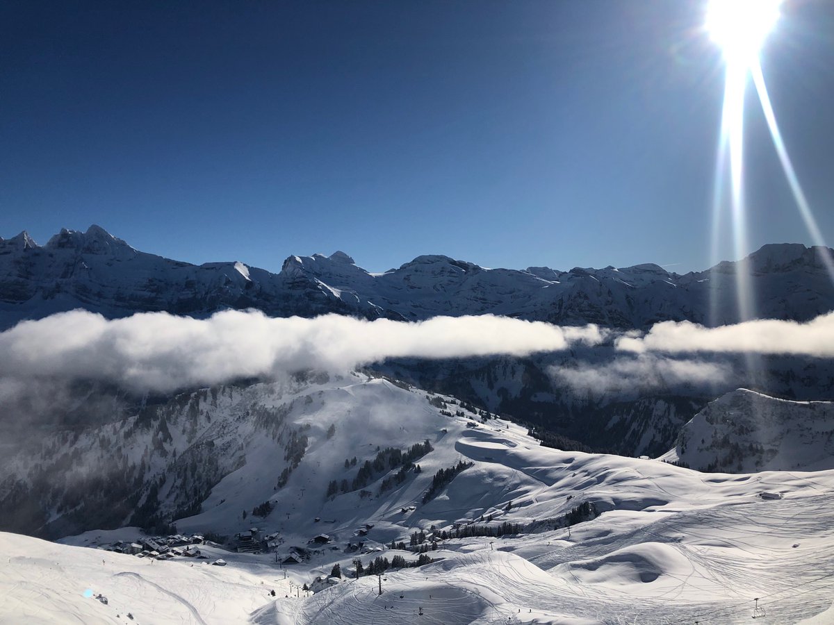 LesPdSNL's tweet photo. #Skiing accompanied by #clouds. How wonderful is that!😉⛷❄️☃️🏂 #portesdusoleil #regdentsdumidi #valdilliez #lescrosets #Champéry https://t.co/GcV65tNITG