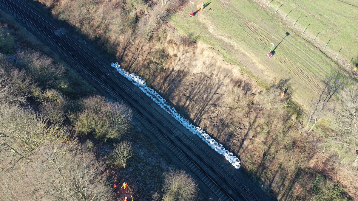 NetworkRailSE's tweet photo. ⚠️ We're sorry to say that the railway between Gillingham and Sittingbourne will close from Sunday, 24 Jan, for 15 days because of this landslip at #Newington. There's a press release here, or you can read this thread... /1
https://t.co/jjjRPaQcC8 https://t.co/NADsnxIo9U