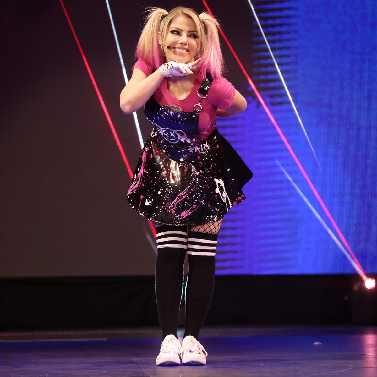 SlayedByBlissX's tweet image. Love this gimmick with how Lexi is a complete badass one minute then totally freakin adorable the next.